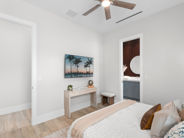 Luxurious 5-Bedroom Retreat in Naples - Your Ultimate Vacation Destination